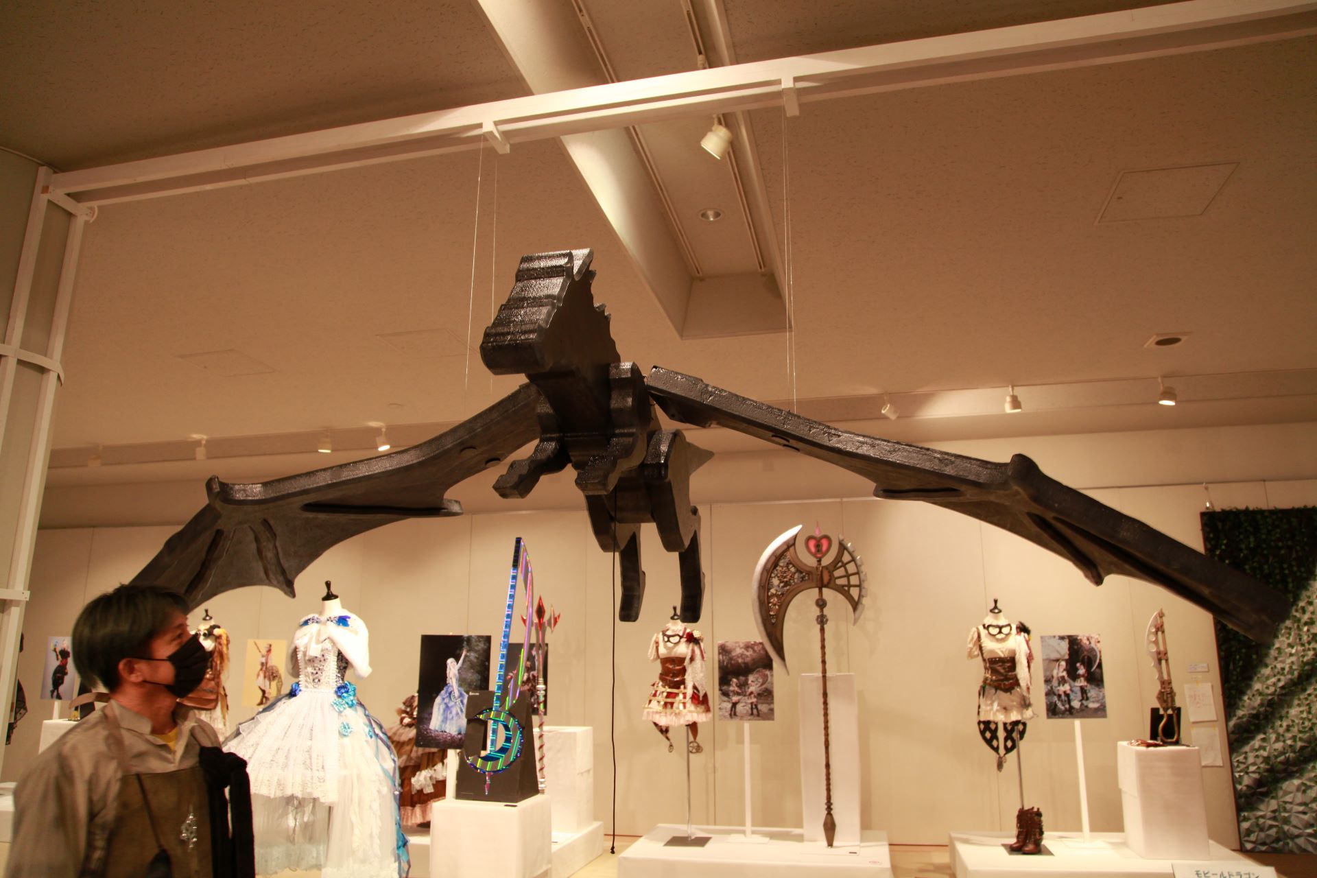 ドラゴンから伸びる紐を軽く引くことで翼を羽ばたかせることが可能