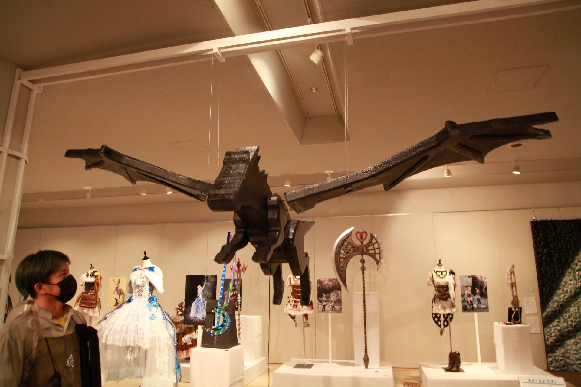 ドラゴンから伸びる紐を軽く引くことで翼を羽ばたかせることが可能