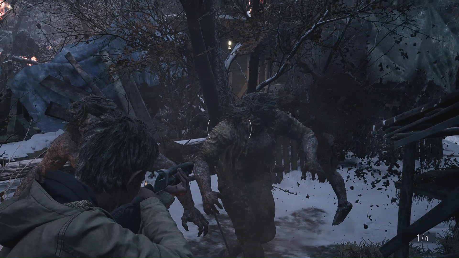 サードパーソンモードではイーサンで画面左下が隠れてしまう