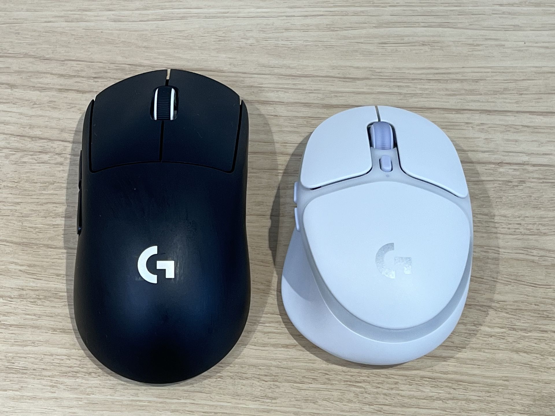 G705は、奥行きはコンパクトだが、高さは変わらず、スカートがある分横幅はむしろわずかに太い