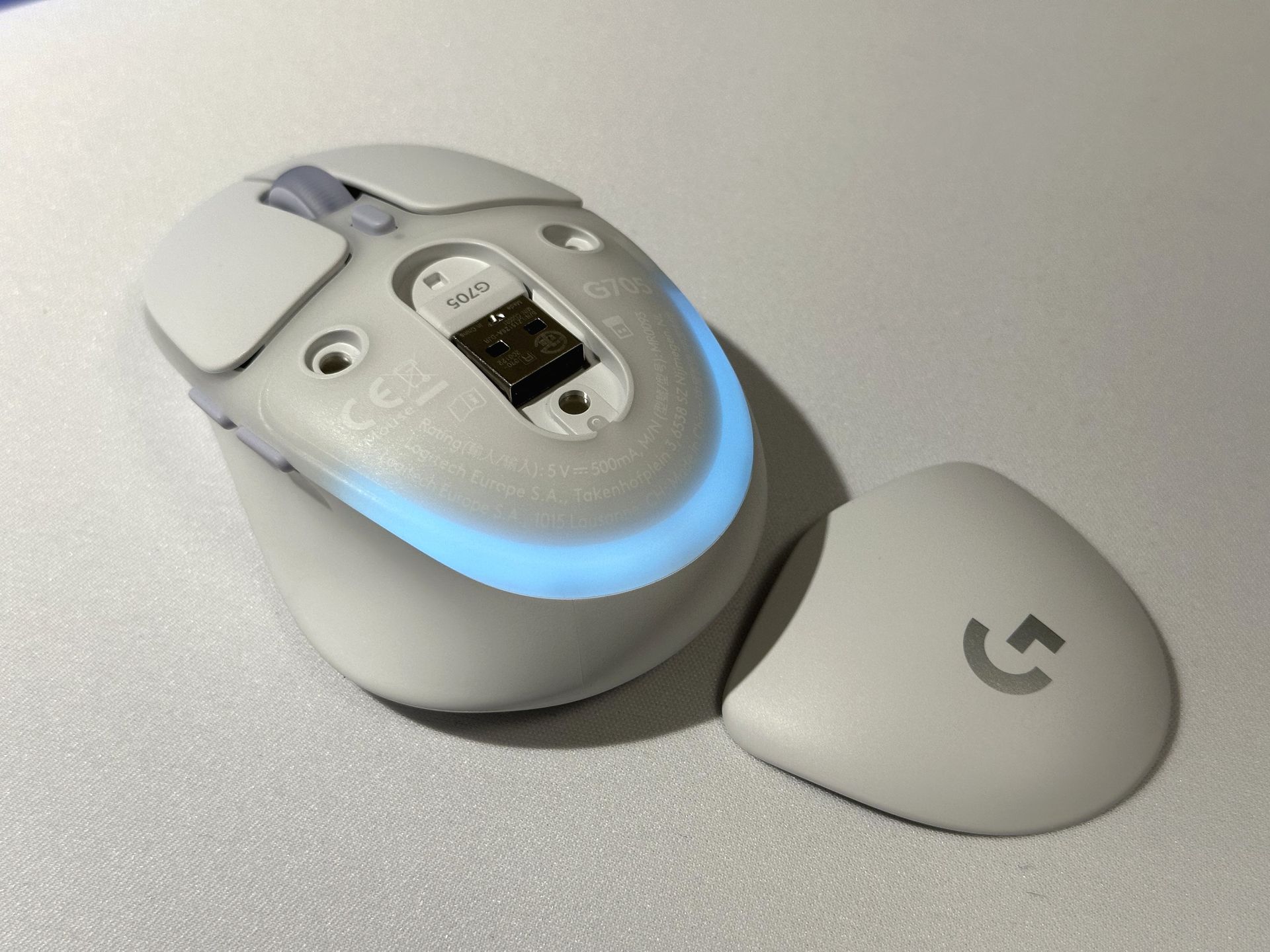 手のひら位置のカバーが外れるようになっており、レシーバーが収納できる