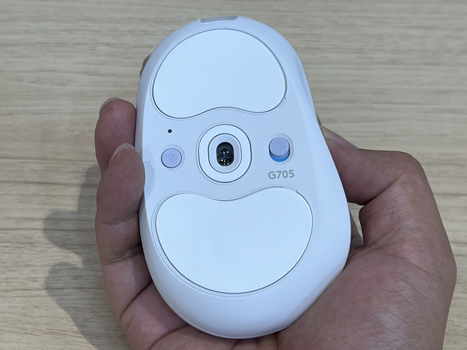 背面には電源に加えて、Bluetooth接続用のボタンが用意されている