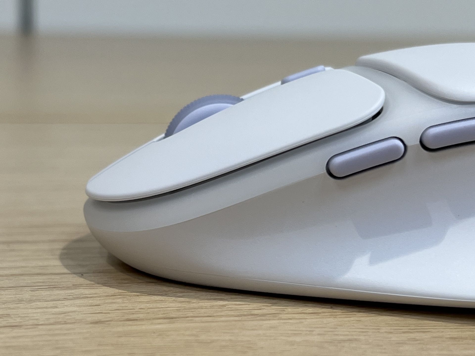 左右マウスボタンは、フローティングになっている。オシャレだが、ホコリが溜まりやすい。メンテナンスはしっかりしたい