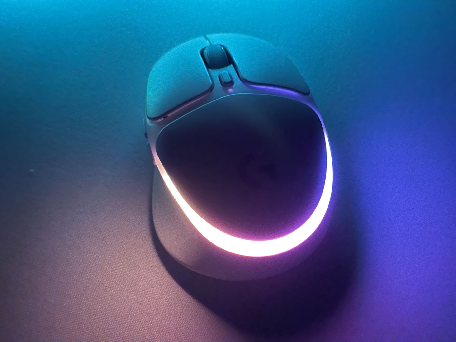 手元側に半円を描くようにLEDが張り巡らされている