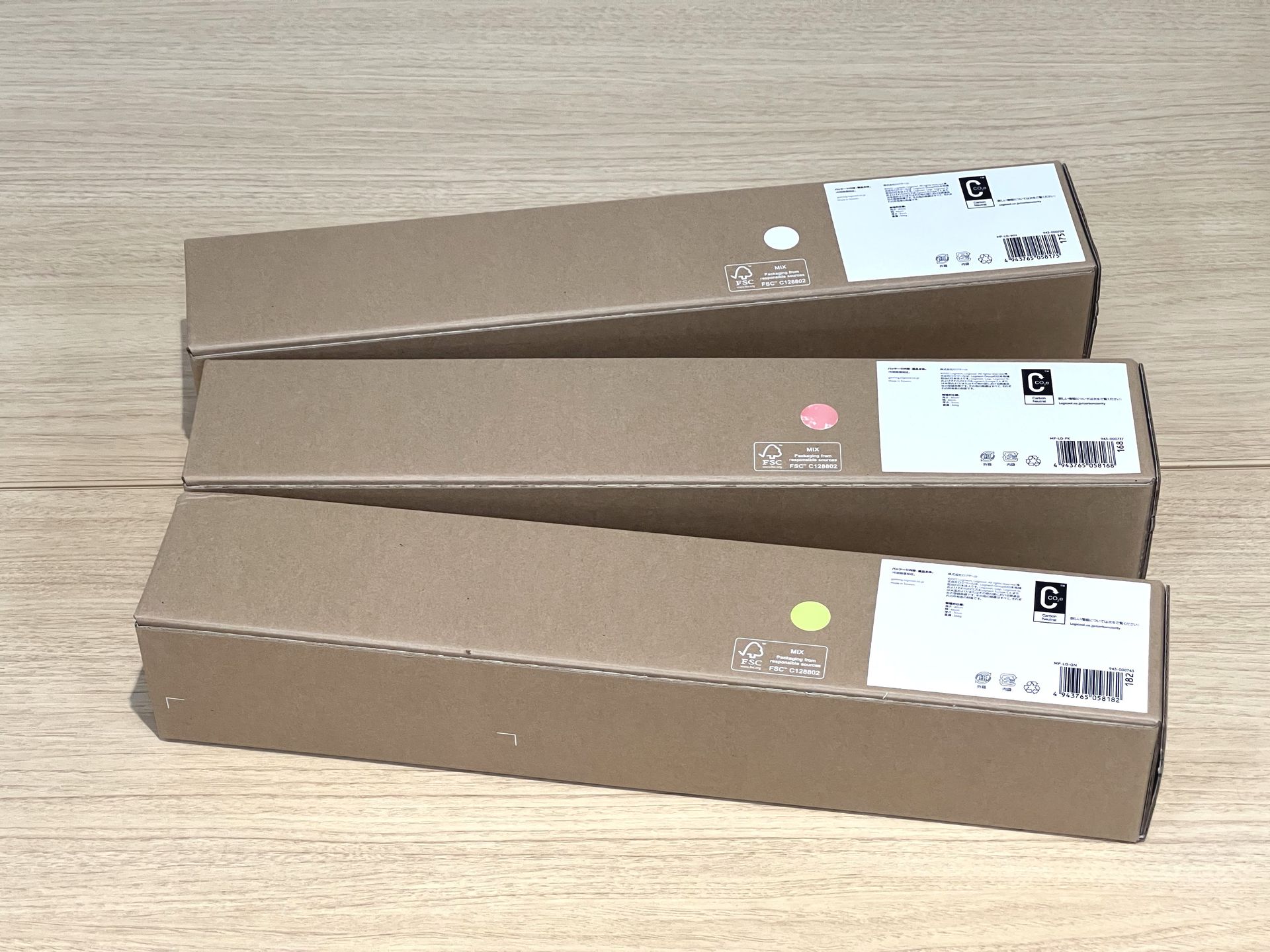 AURORAコレクションのマウスパッドは、2桁目に4が付いた商品名は付けられていない。あくまでアクセサリーの扱いとなる