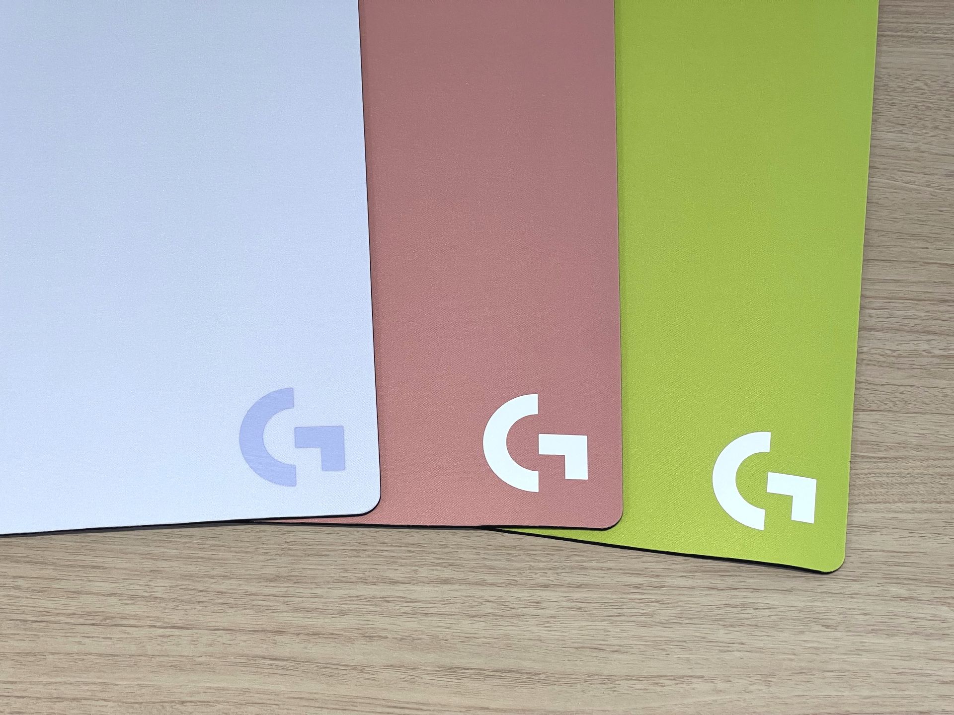 ホワイト、ピンク、グリーンの3色