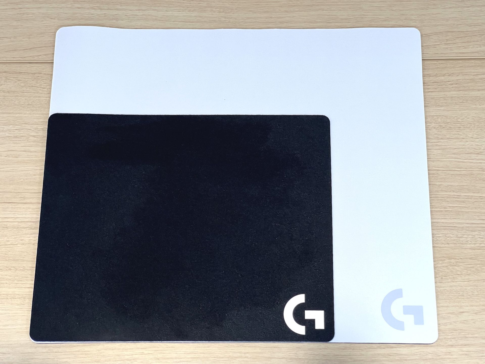 標準マウスパッドといえるG240（280×340mm）と比較するとその大きさがわかる