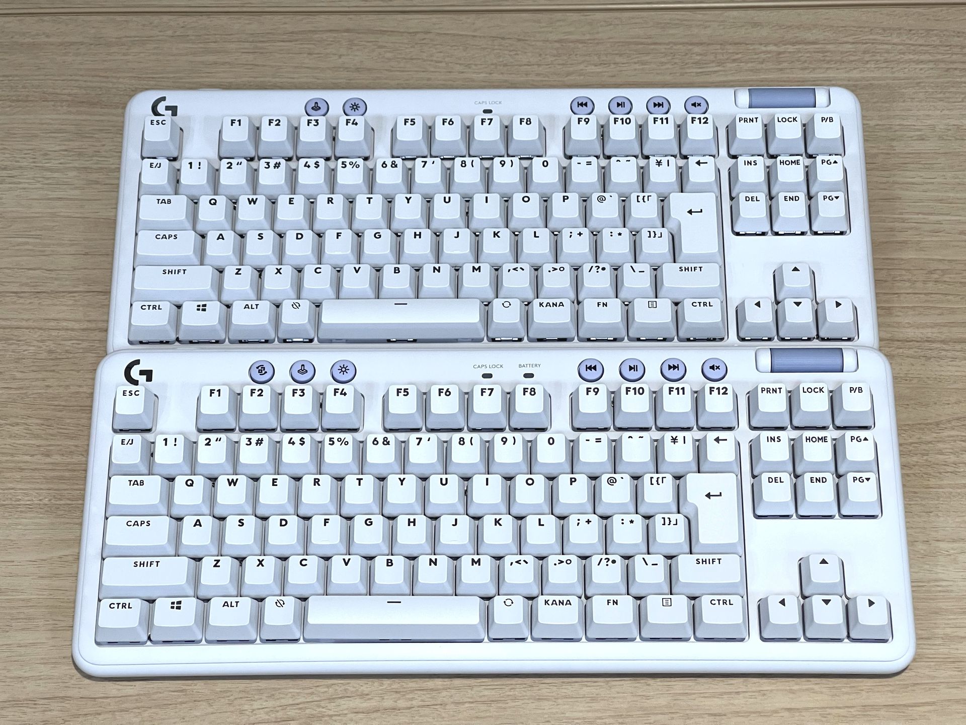 上がG713、下がG715。G715には、上部にLIGHTSPEEDとBluetoothを切り替えるボタンと、バッテリーランプが追加されている