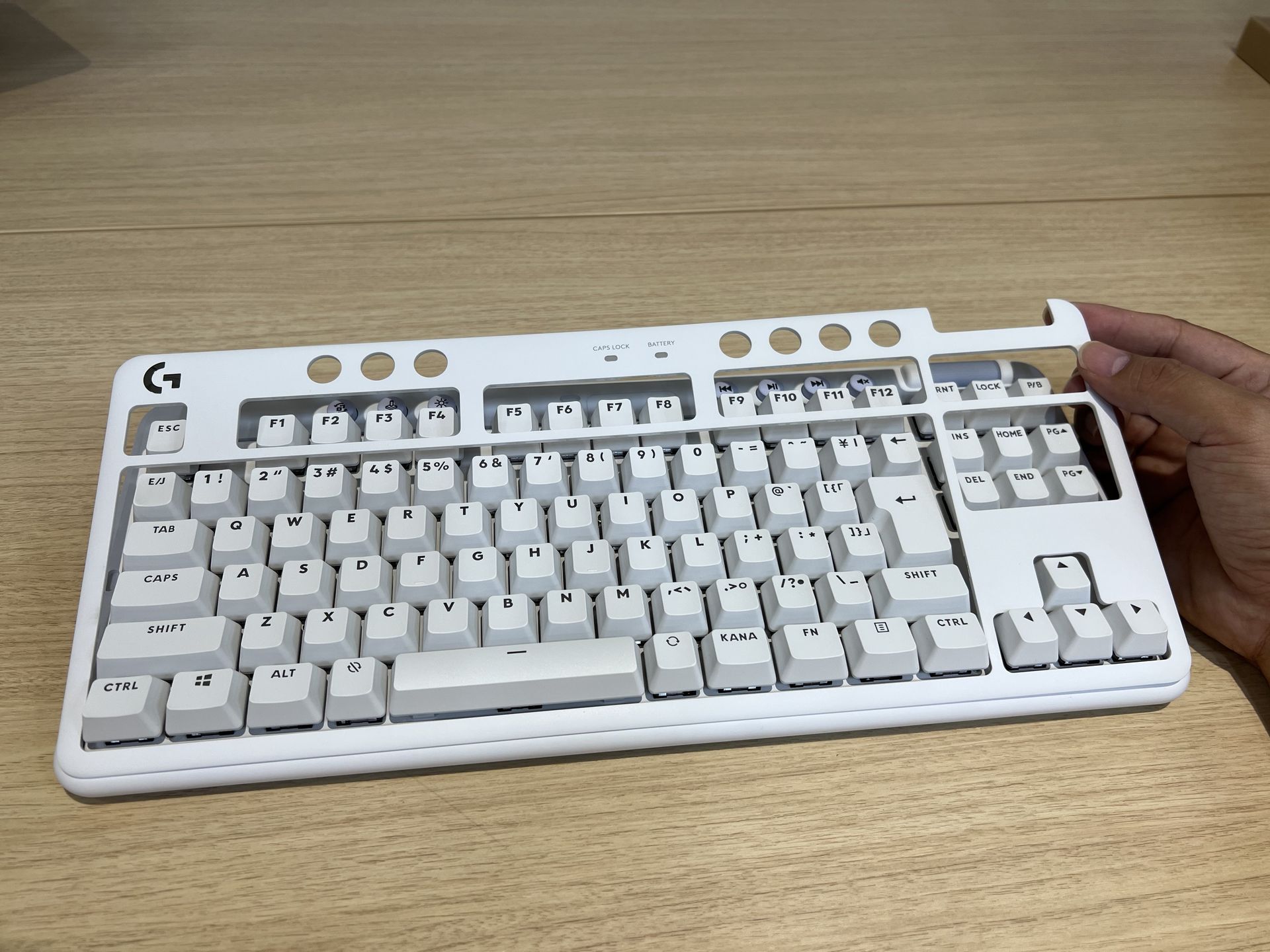 マグネット式で軽い力で持ち上がる