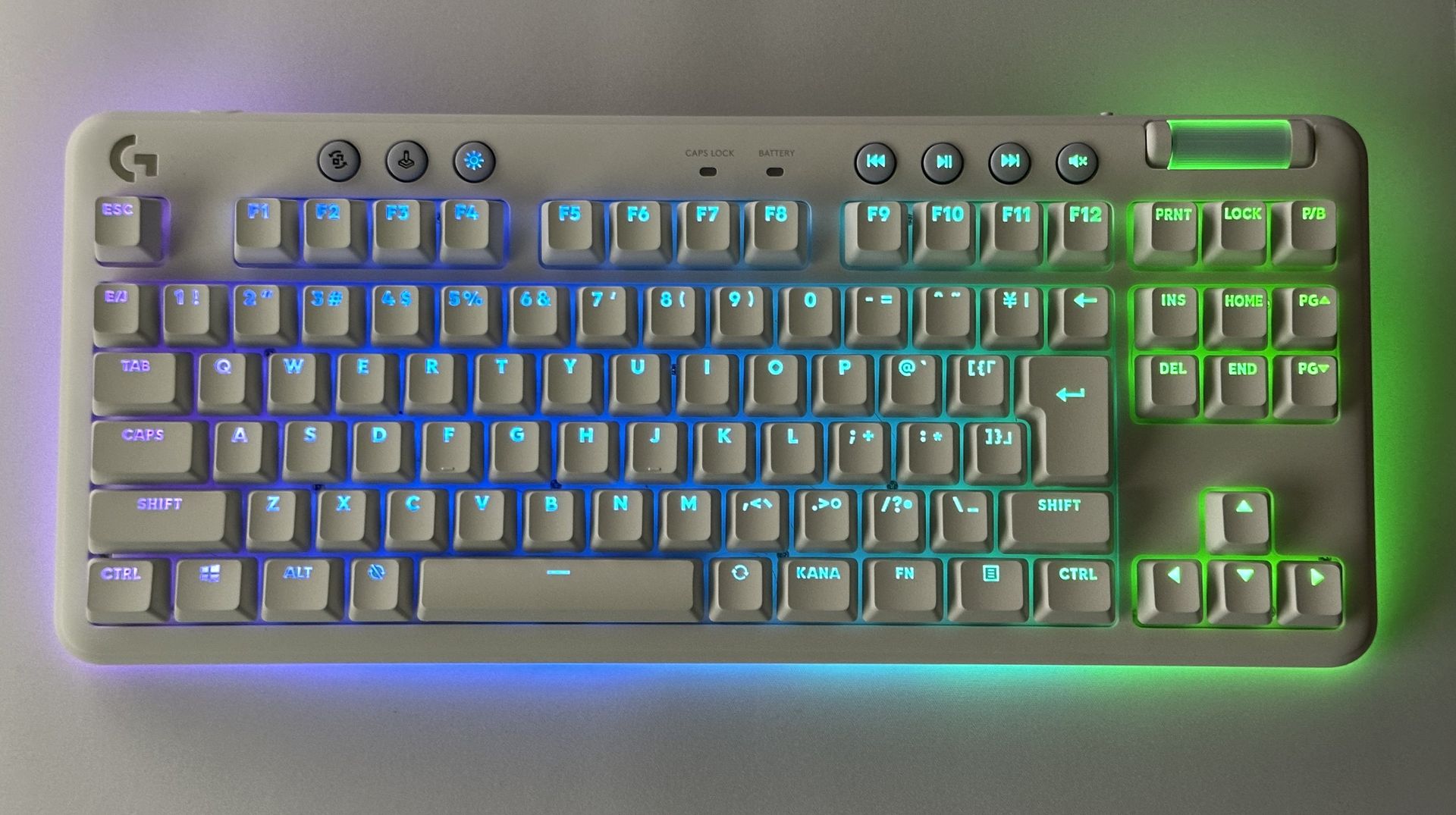 波を打つように七色が踊る「色の波」でライトアップしたところ