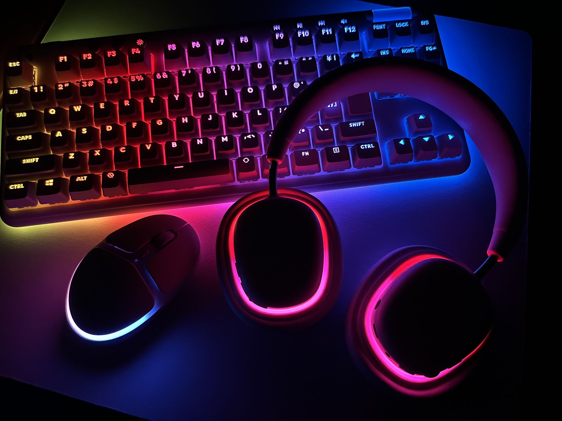 真っ暗にするとこの通り。キーボードがもっとも派手派手だ