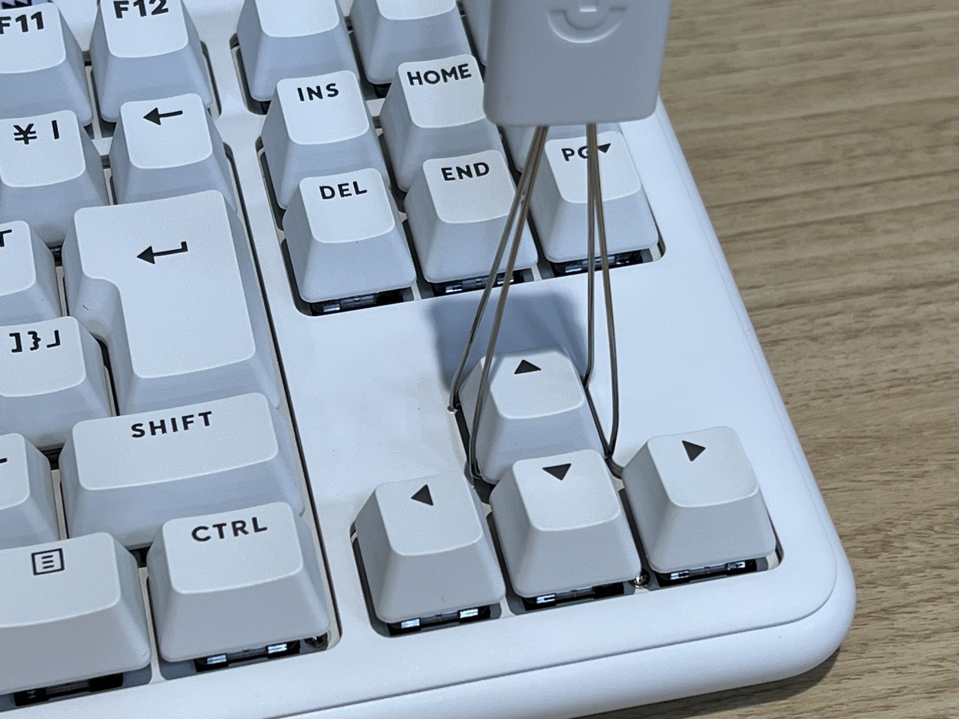 キーキャップは手で直に外すこともできるが、ブラシを使えばより容易に外すことができる