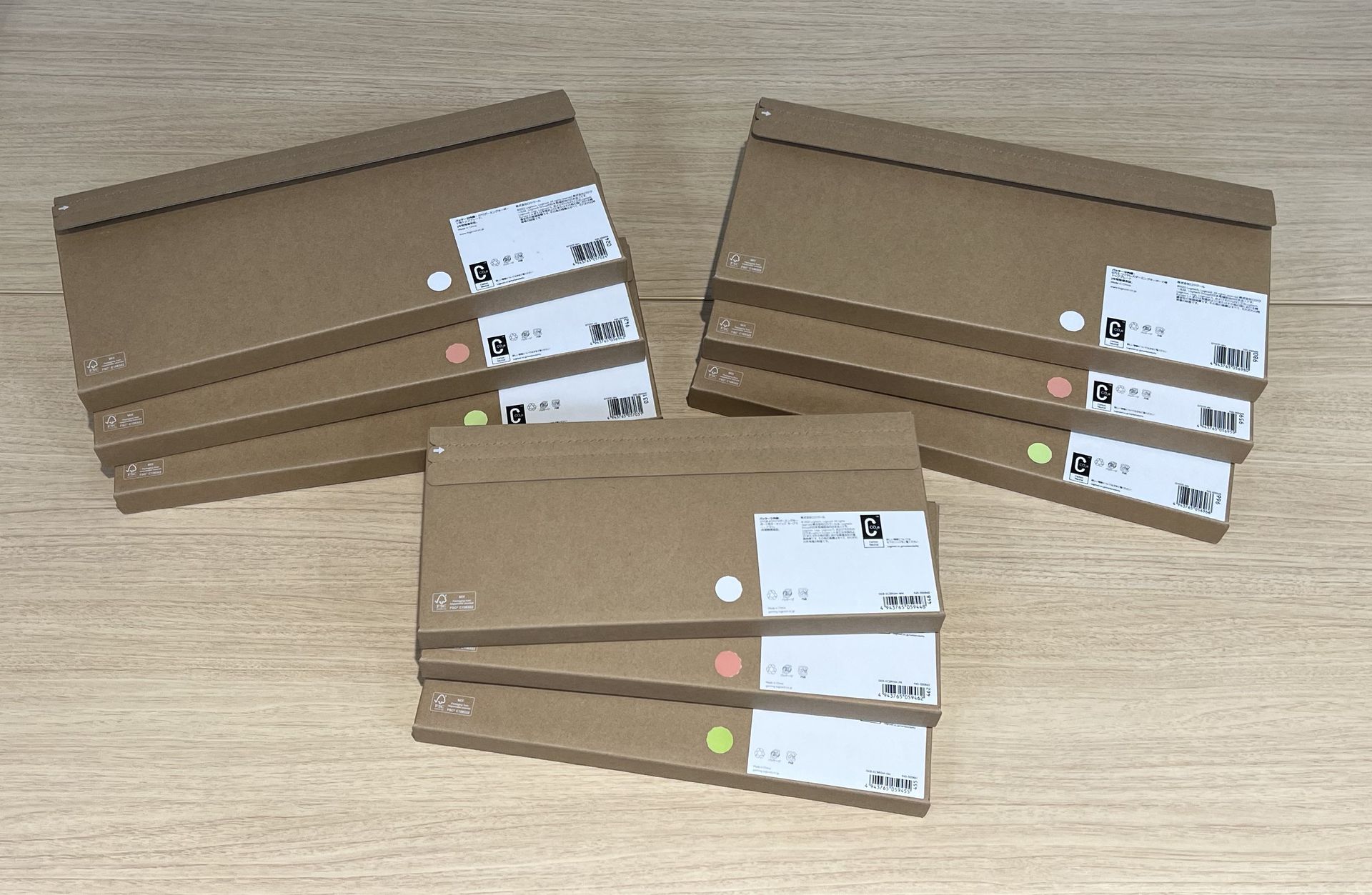 トッププレートがG713用、G715用があり、さらにキーキャップ。いずれも3色ずつ用意されている