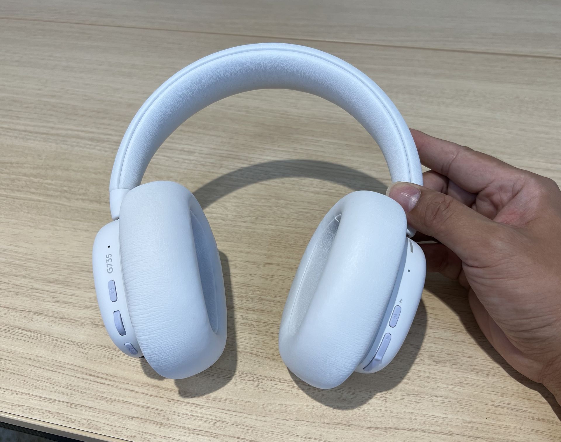 ヘッドバンドは、ここゴムバンドで緩衝するモデルが多かったが、シンプルなものに戻っている