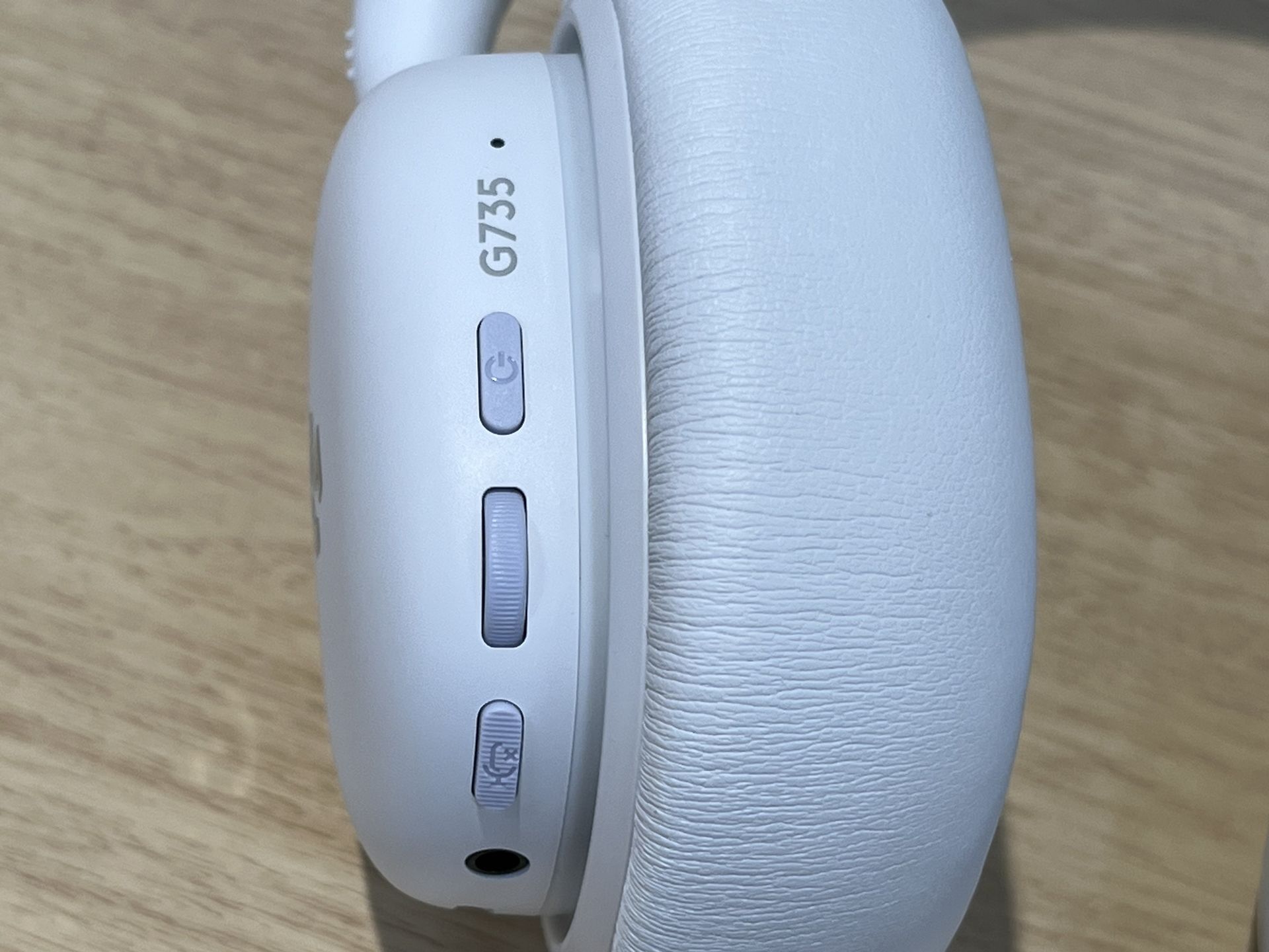 左側面。上から電源ボタン、ボリュームダイヤル、マイクオンオフボタン