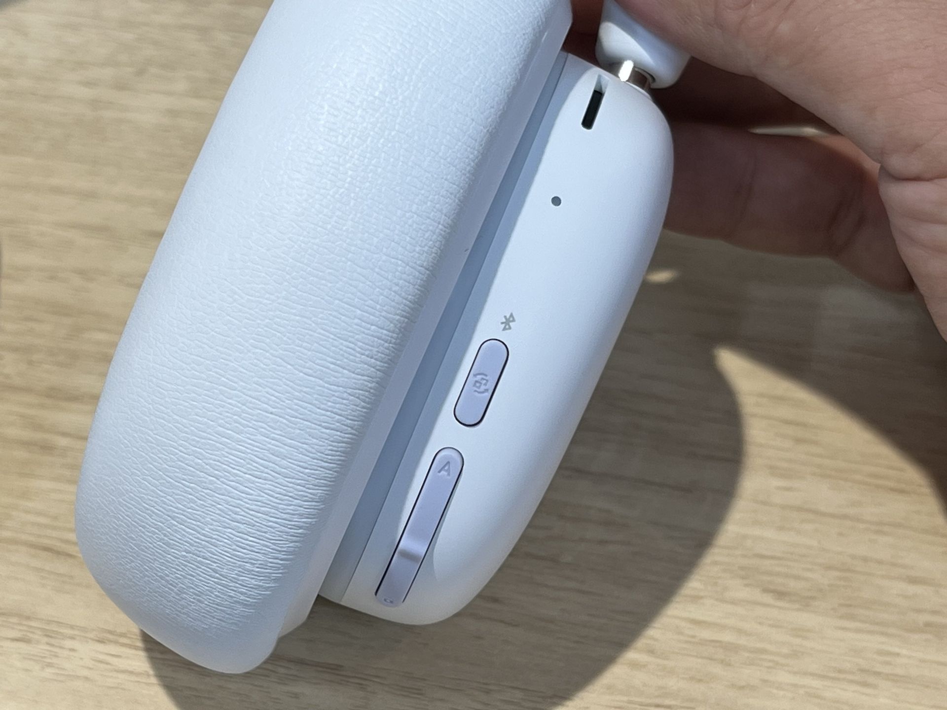 右側面。Bluetoothボタン、ABボタン