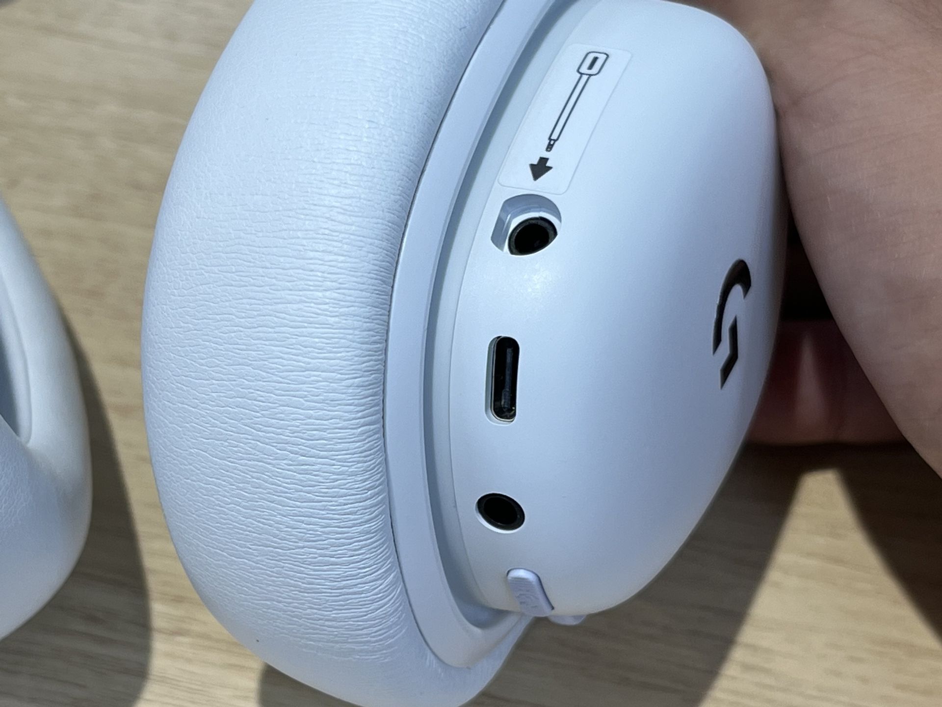 フロント側。ブームマイク接続端子、充電用USB端子、3.5mmジャック