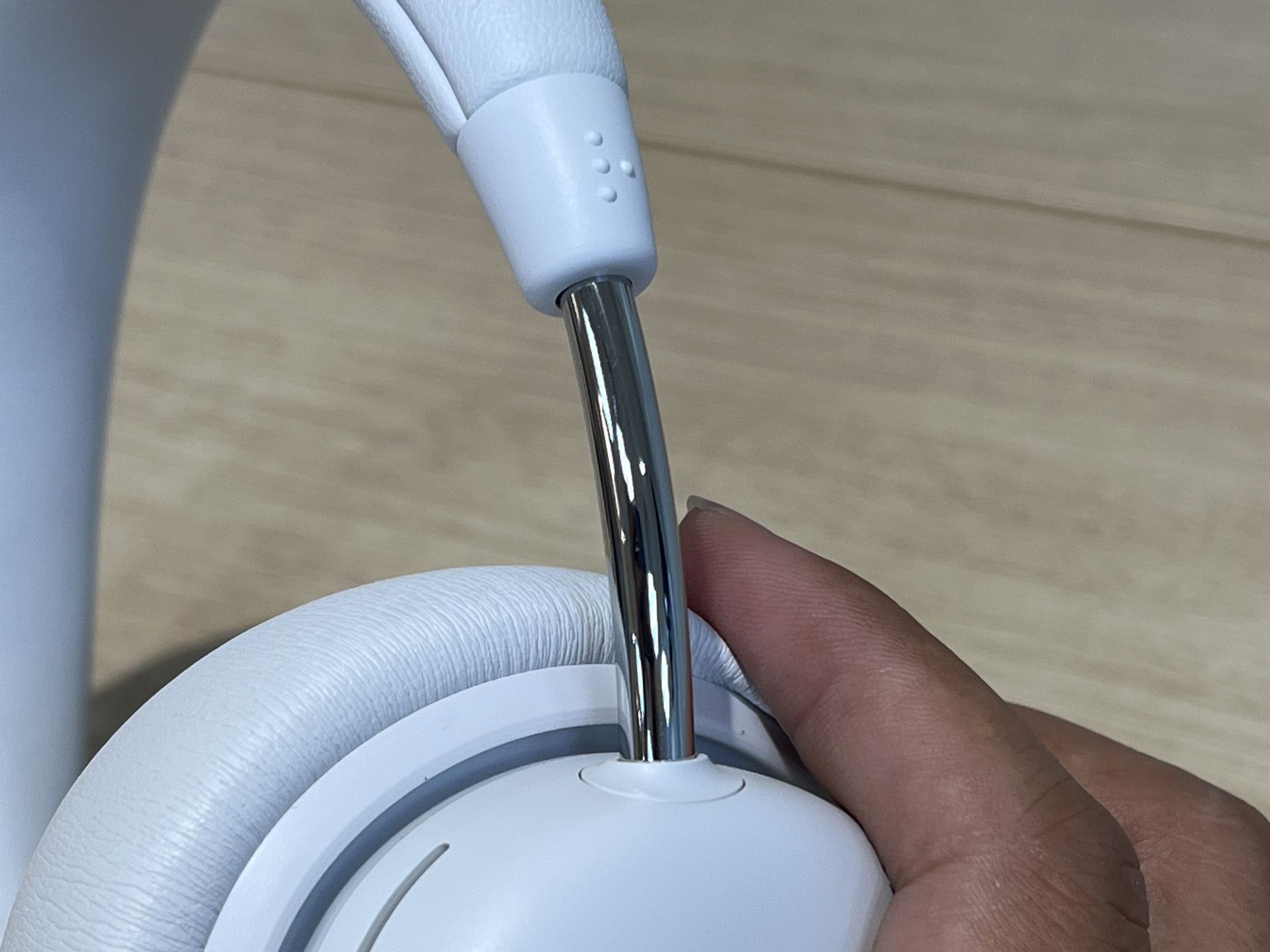 アームは上質感のあるステンレス