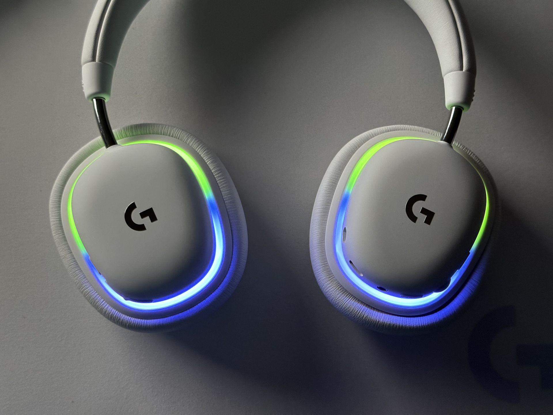 両方のハウジングを包み込むようにLEDを配置