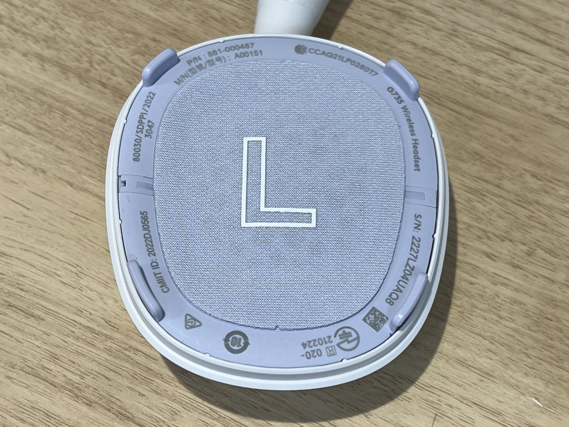 着脱はコネクタ式。ハウジング側の四方4つの突起と