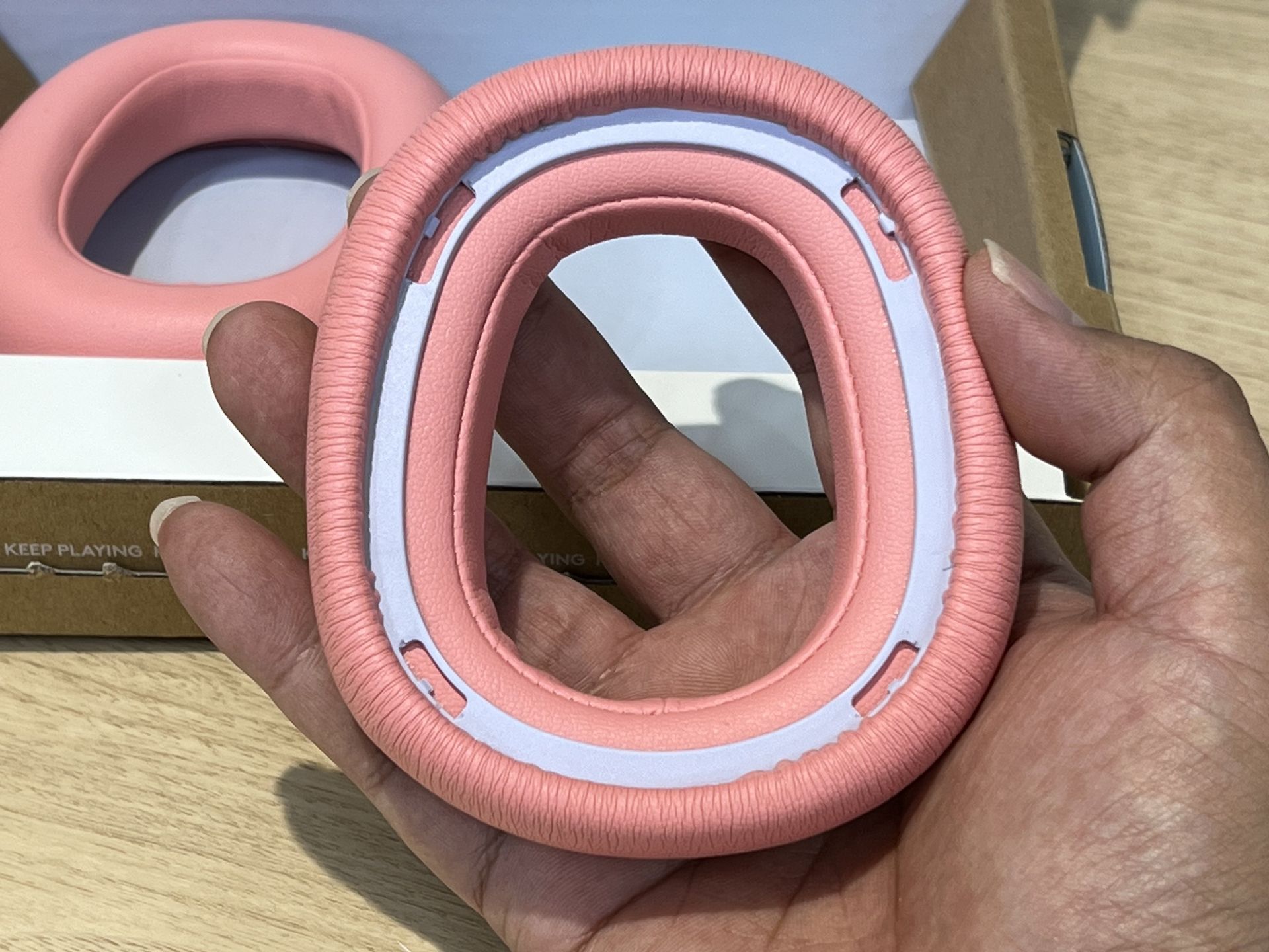 イヤーカップ側4つの穴を