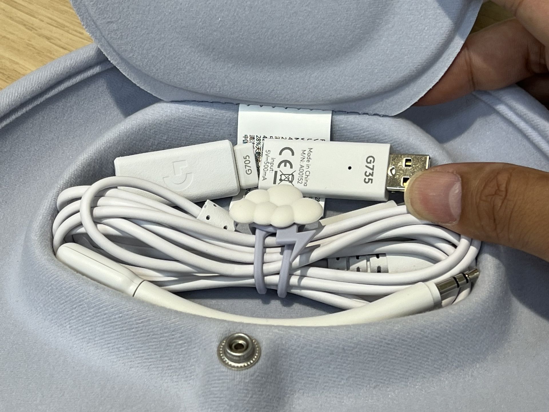 中央にケーブルやレシーバーを収納できる