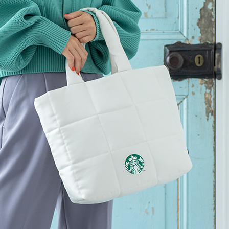 2023年の福袋は真っ白なキルティングトートバッグに、ボトル、コーヒーなどが詰めこまれる