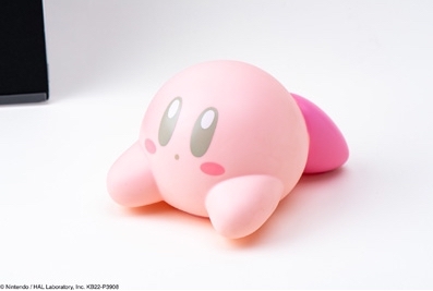 寝そべる姿がかわいい「星のカービィ 30th ルームライトBOOK」が