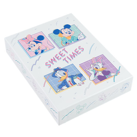 ミッキーやミニーたちがレトロポップ風に描かれた文房具やグッズが販売
