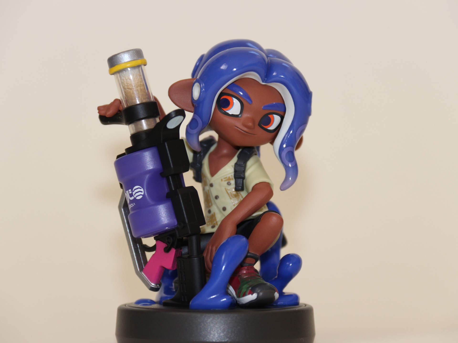 しゃがんで「.96ガロン」を抱える「オクトリング【ブルー】」