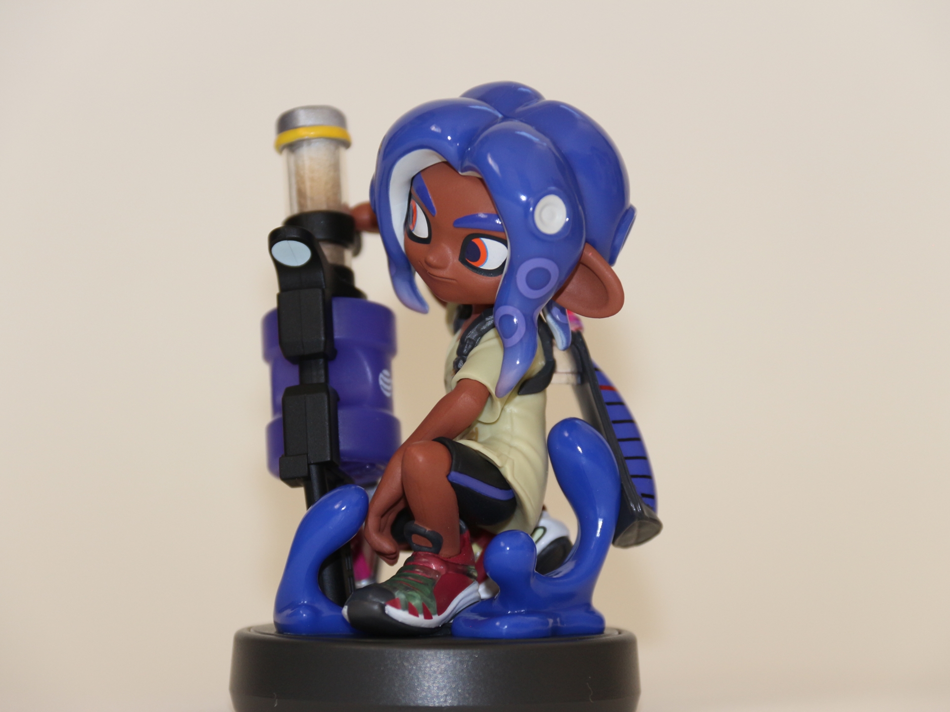 胸元をがっつり開けて、ラフに見せつつオシャレさも忘れないスタイル。余裕のある表情と、たらっと垂れた髪がいかにもモテそうな雰囲気を出している。良い