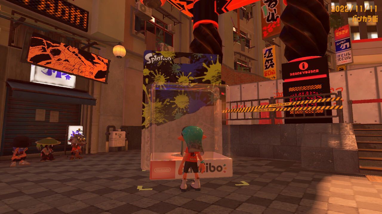 amiiboを「スプラ3」内で読み込むと、それぞれ対応するギアがもらえるほか、一緒の写真撮影などが可能になる