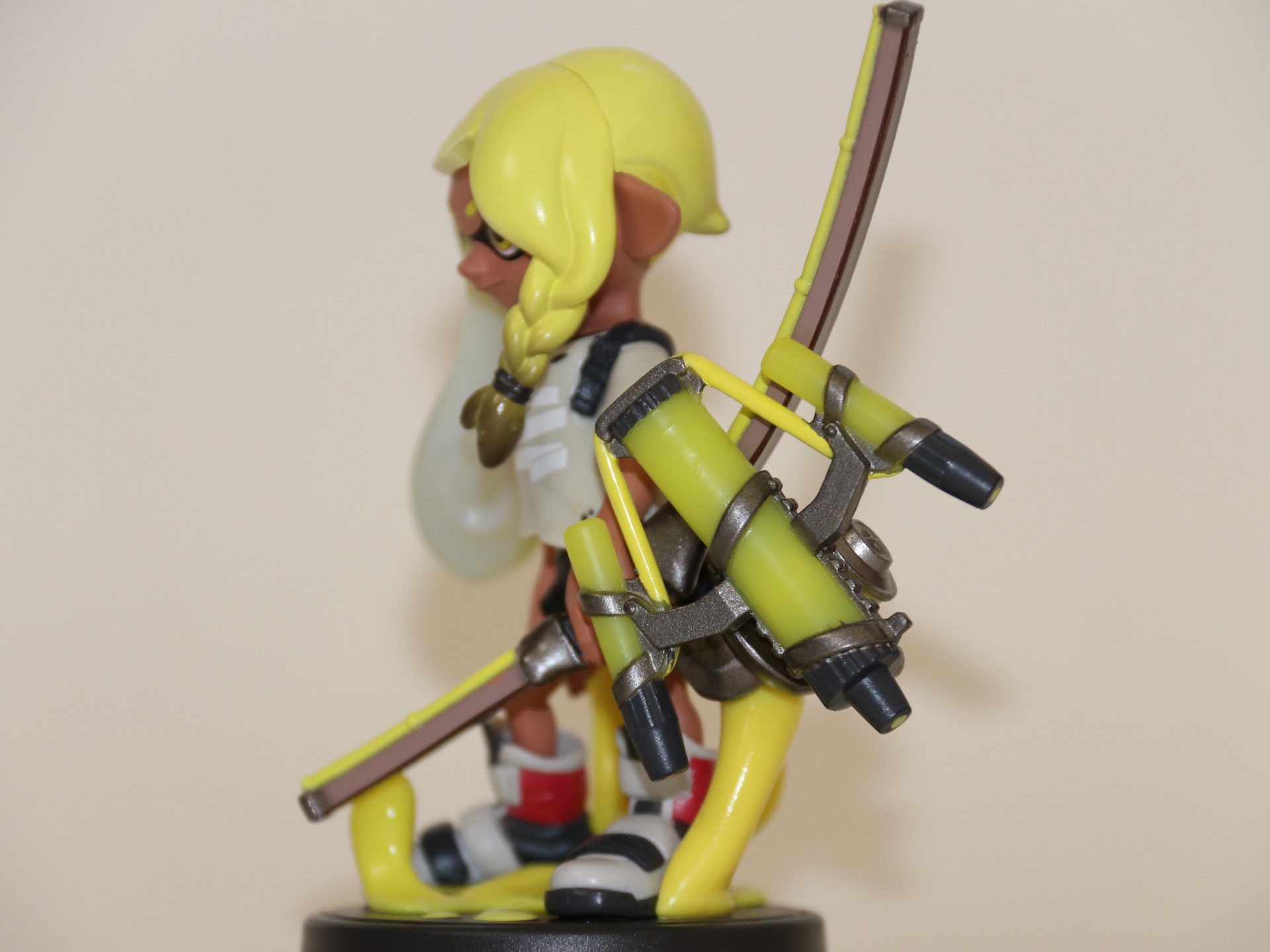 「サキイカホワイト」という生地の破れ感を取り入れた服を着ていて、佇まいからしてカッコいい。お腹がチラリと見えているあたりも着こなしのワンポイントとなっていて印象的だ