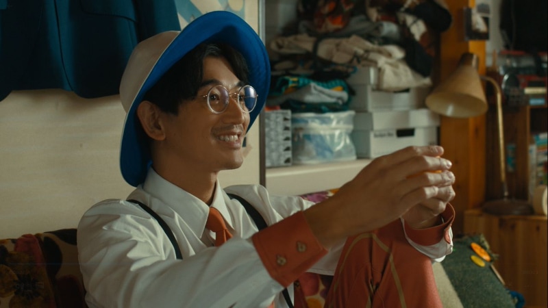 山田のアパートに遊びに来ている、ポケモンの世界から来た男に「好きだよね～その服」と声をかける山田。「制服です。ポケモンの学校の」「学生です」という男からの返答に山田が驚いた表情を浮かべる