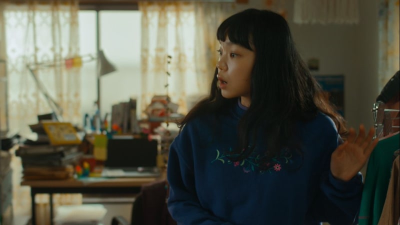 山田のアパートに遊びに来ている、ポケモンの世界から来た男に「好きだよね～その服」と声をかける山田。「制服です。ポケモンの学校の」「学生です」という男からの返答に山田が驚いた表情を浮かべる