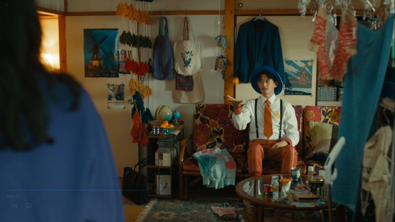 その後、男が卓上のミカンを手に取り今作のバトルを盛り上げる要素「テラスタル」について「あのピカチュウがほのおタイプ、ひこうタイプになるってすごくないですか！？」と山田に接近しながら熱く語り、決めポーズ