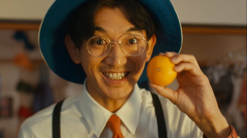 その後、男が卓上のミカンを手に取り今作のバトルを盛り上げる要素「テラスタル」について「あのピカチュウがほのおタイプ、ひこうタイプになるってすごくないですか！？」と山田に接近しながら熱く語り、決めポーズ