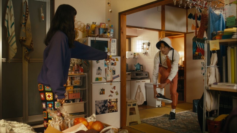 「皆、好きに生きていい」という男の言葉に「うん、そうだね」と返す山田。熱く語るも、実は土足で部屋に上がっていた男に「でも靴は脱げ」と山田の鋭いツッコミが入る