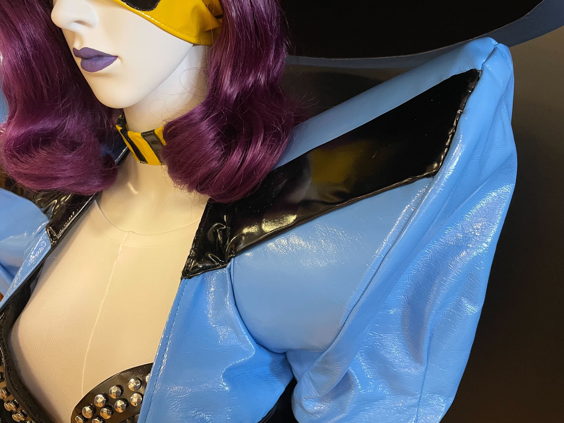 文字の部分などをよく見るとひとつひとつ手縫いになっている。文字が反転しているのは、ゲーム内ではダンサーの踊りを左右反転させて使用するためだ