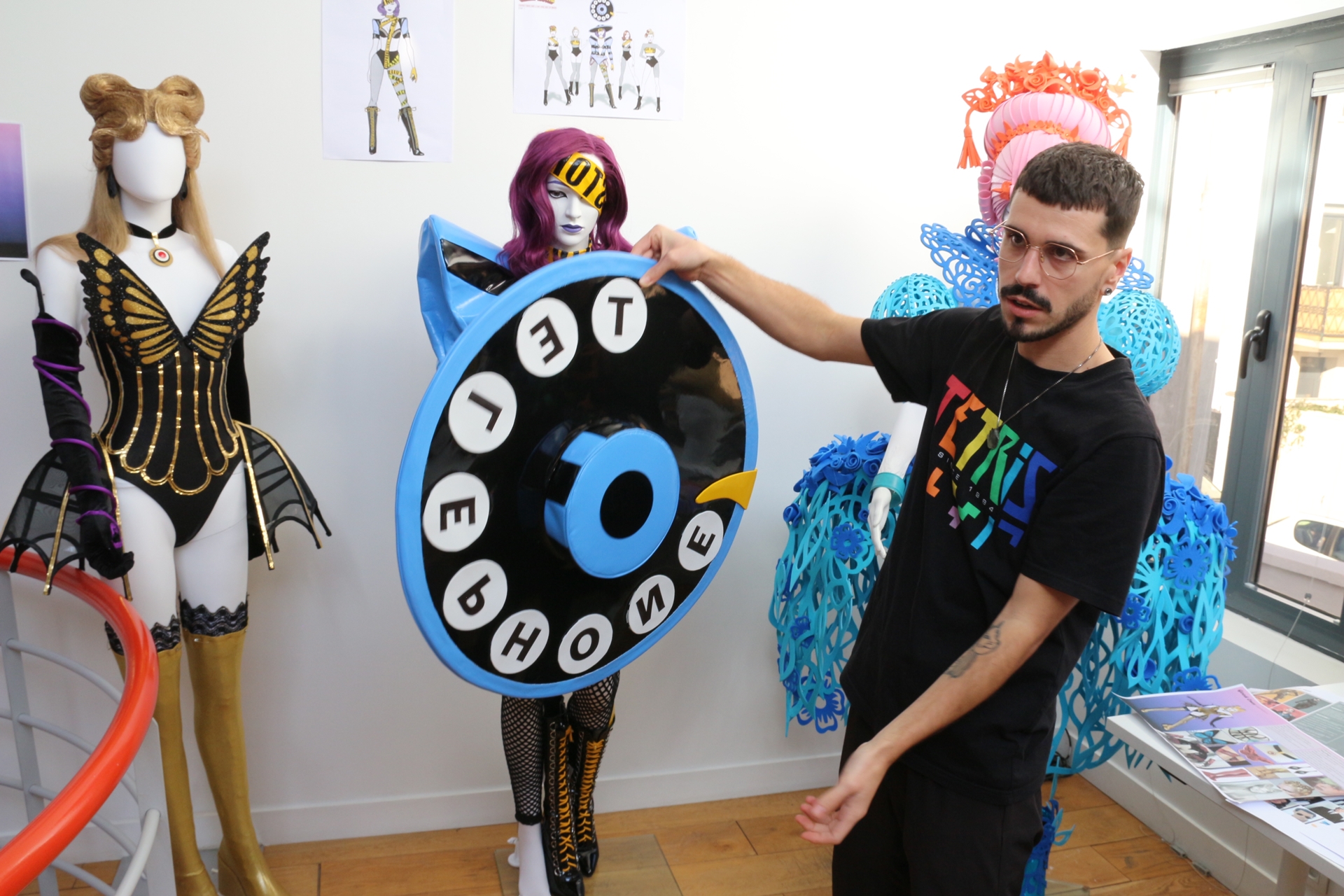 衣装について説明してくれている「ジャストダンス」Lead Costume and Character DesignerのBenjamin Jouffre氏