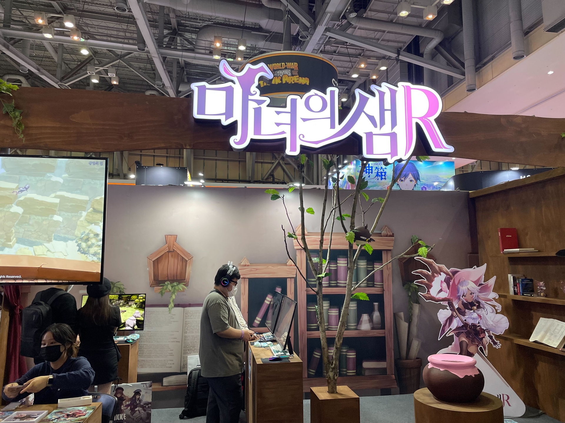 「魔女の泉R」のブース。開発しているKiwi Walksは韓国のデベロッパーだ