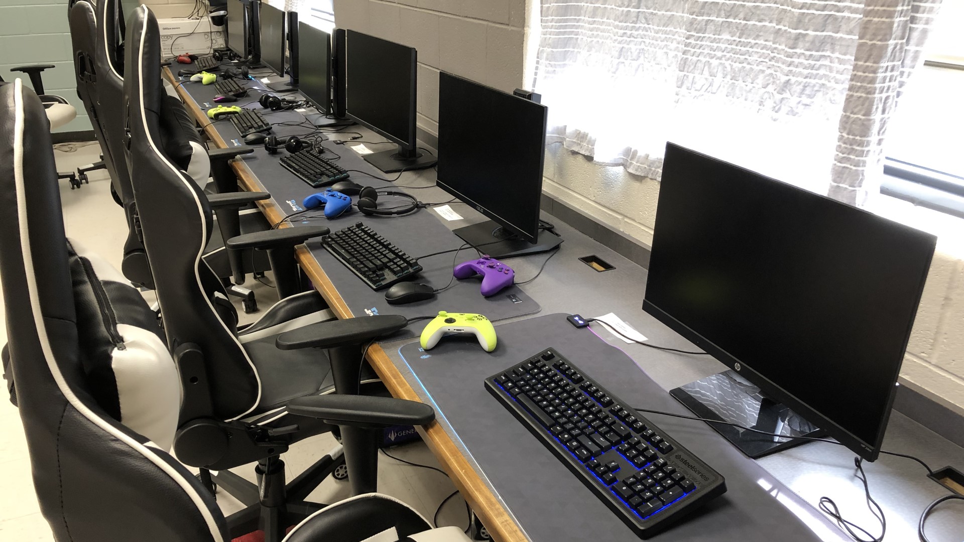 eスポーツ部が使うパソコン室