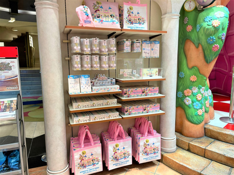 ディズニーストア30周年】店舗内には30周年グッズ盛沢山！ 30周年を