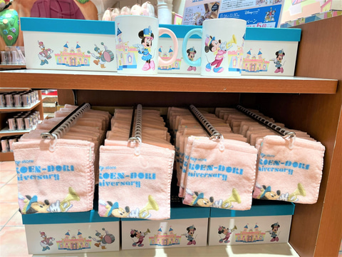 ディズニーグッズ 沢山出品中！！30% ディズニーストア30周年】店舗内には30周年グッズ盛沢山！ 30周年を