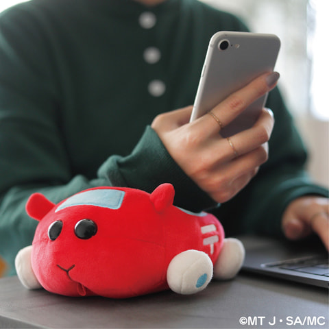 PUI PUI モルカー」より真っ赤な「ポストモルカー」がモチーフ