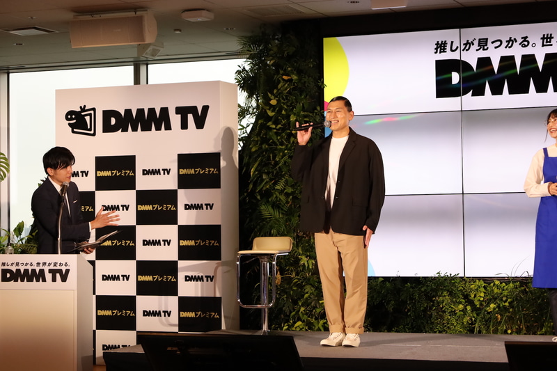 ピンクベストではないことをいじられる春日さん