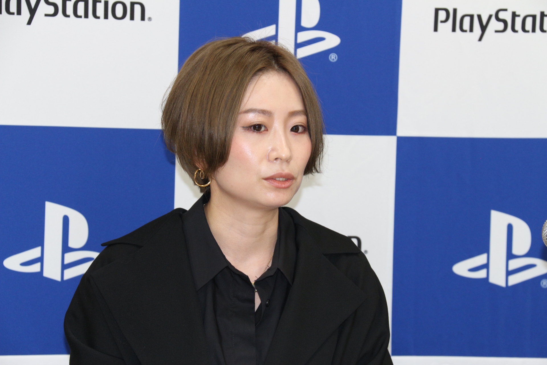 「ファイナルファンタジーXIV」リードプロジェクトマネージャーの松澤祥一氏（上）、リードマーケティングプランナーの小野塚由紀氏（下）