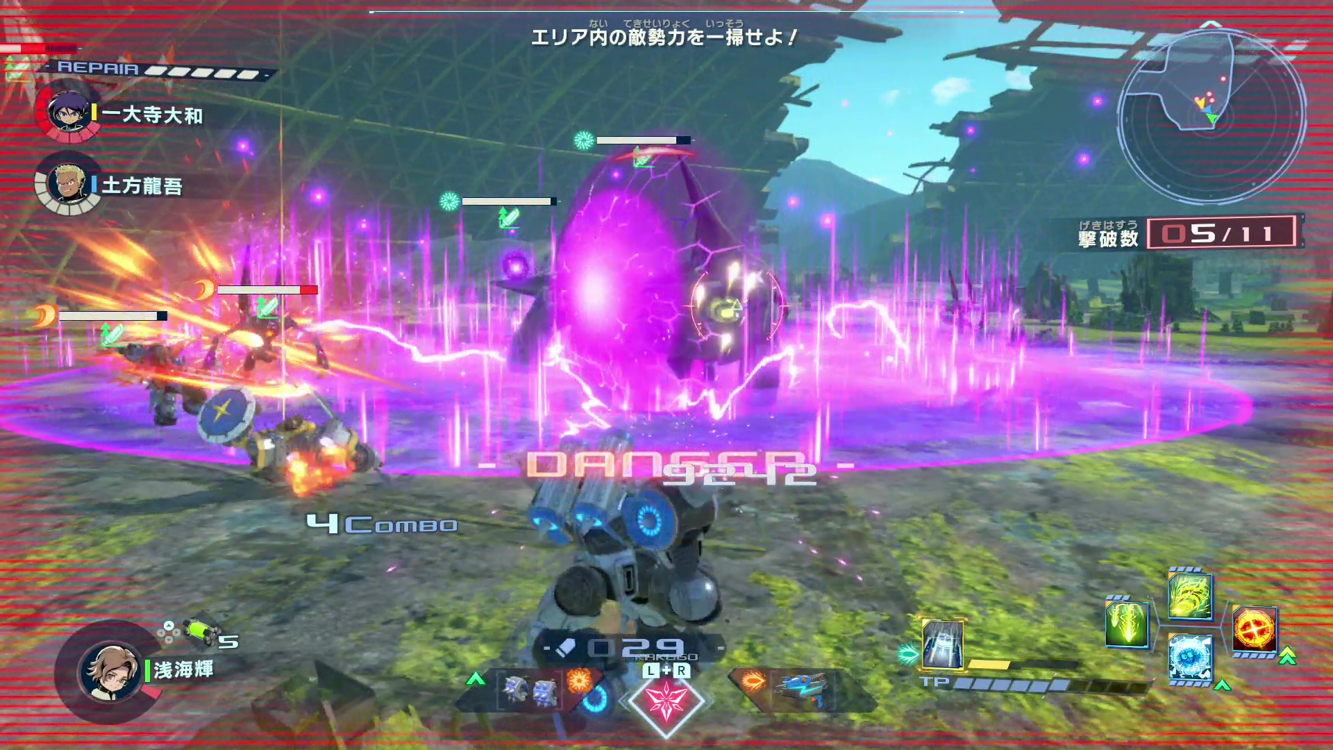 最大3機のチームで敵と戦っていく。ソロプレイ時は機体の切り替えも可能