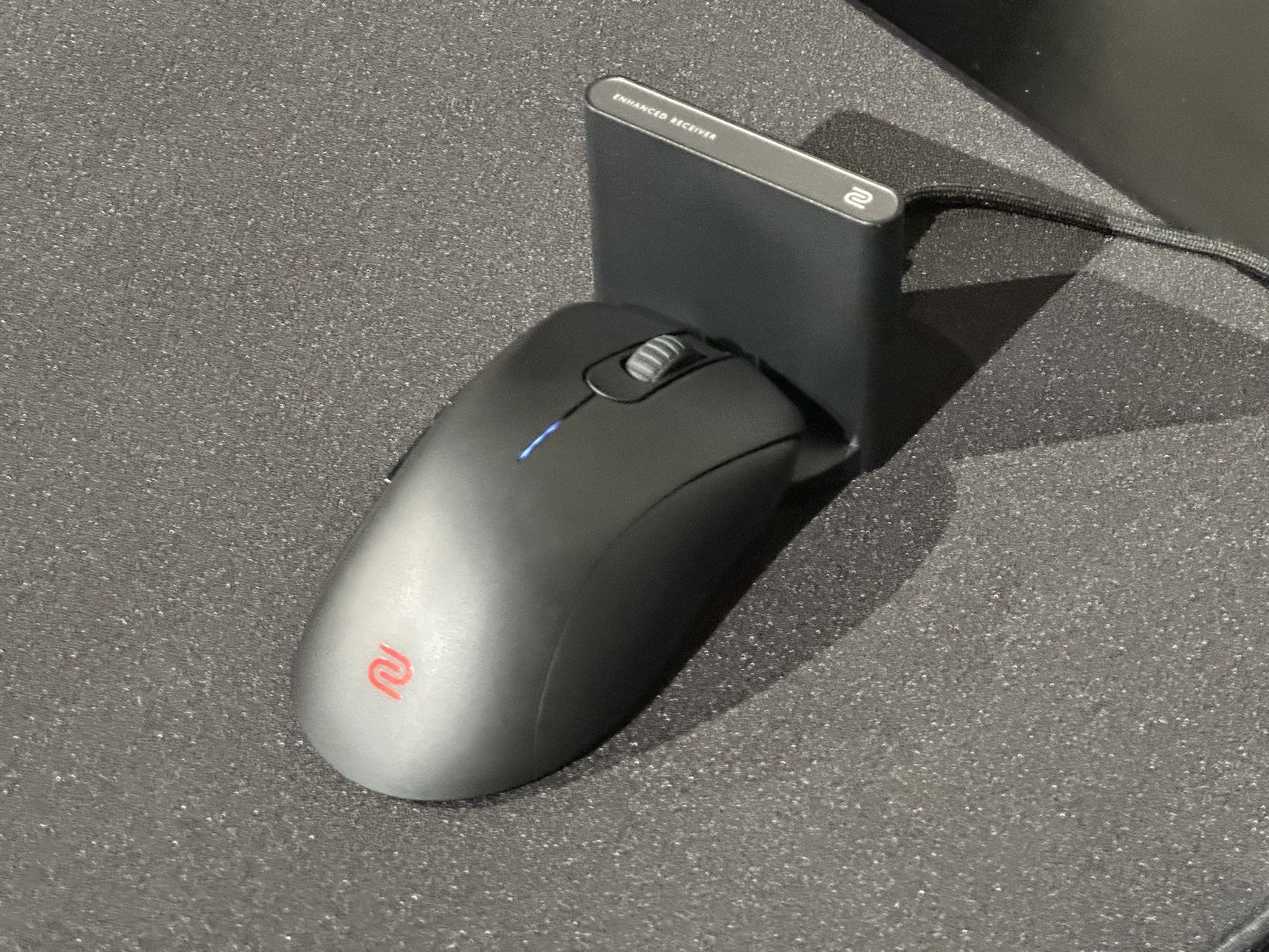 充電は専用のドックを使用する