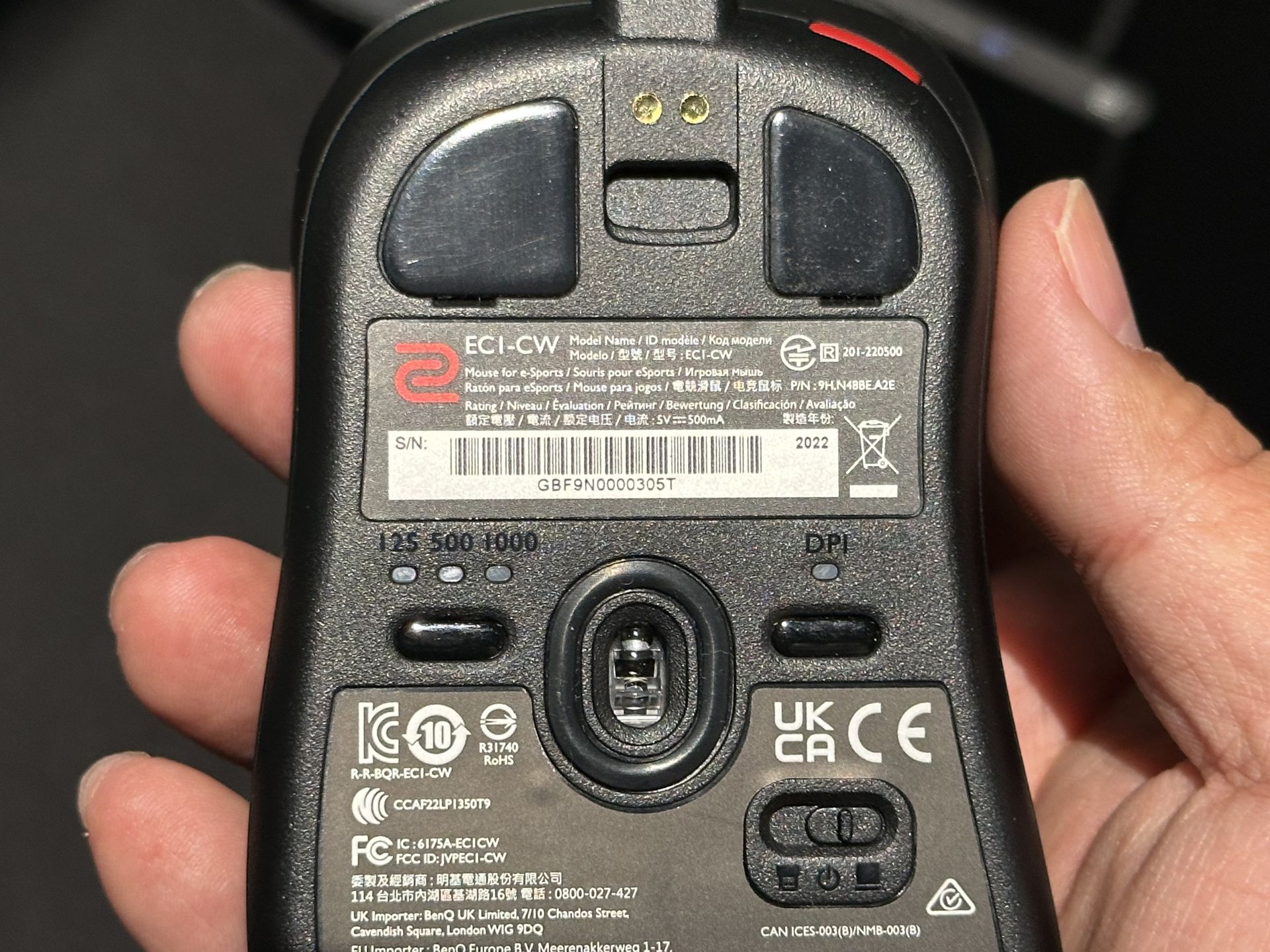 機能切り替えは、背面の物理スイッチを使う。ZOWIEのカルチャーは変わっていない